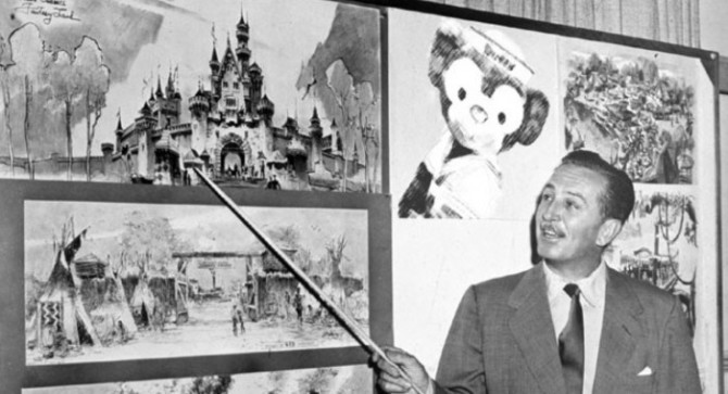 Walt Disney com o projeto da Disneylândia