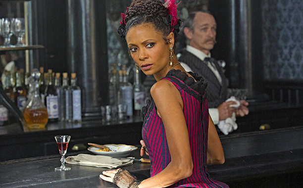 Thandie Newton como Maeve em Westworld