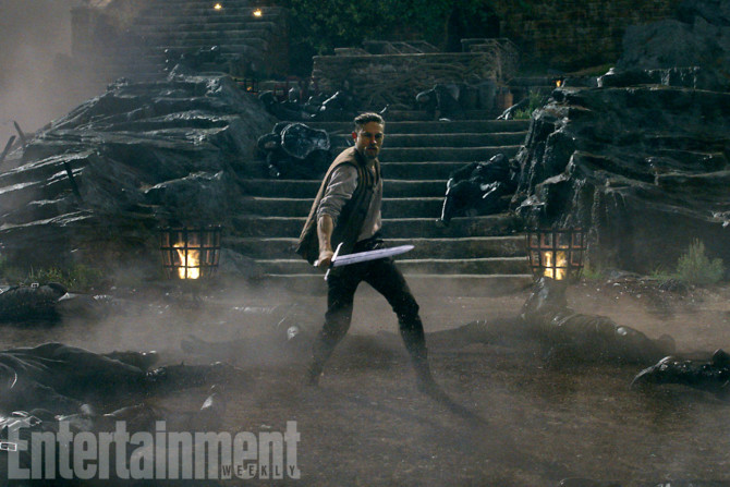 Rei Arthur: A Lenda da Espada | Charlie Hunnam empunha a Excalibur em novas fotos