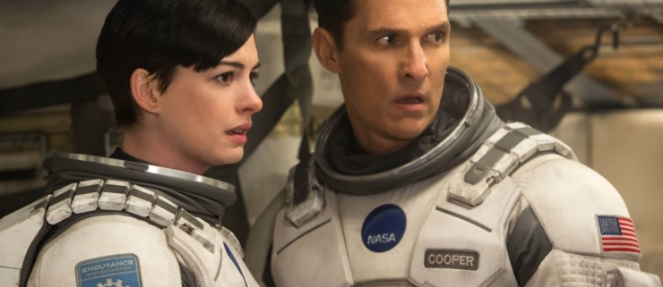 Serenity | Anne Hathaway aparece loira em primeira imagem de suspense com Matthew McConaughey