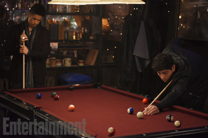 Magnus e Alec jogam bilhar.