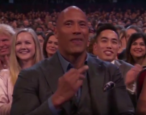 Dwayne Johnson faz gesto obsceno no People’s Choice Awards