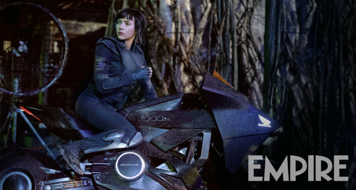 A Vigilante do Amanhã: Ghost in the Shell | Scarlett Johansson pilota moto em nova foto