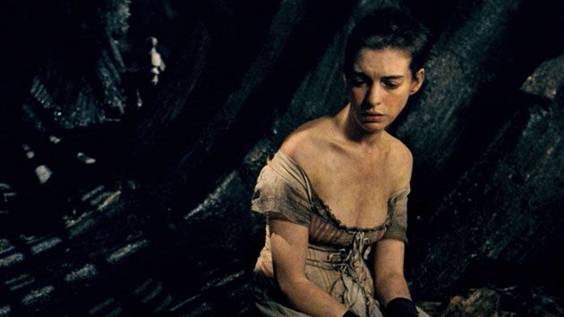 Anne Hathaway como Fantine em Os Miseráveis