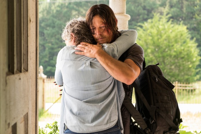 The Walking Dead | Primeira imagem da oitava temporada mostra Carol e Daryl juntos