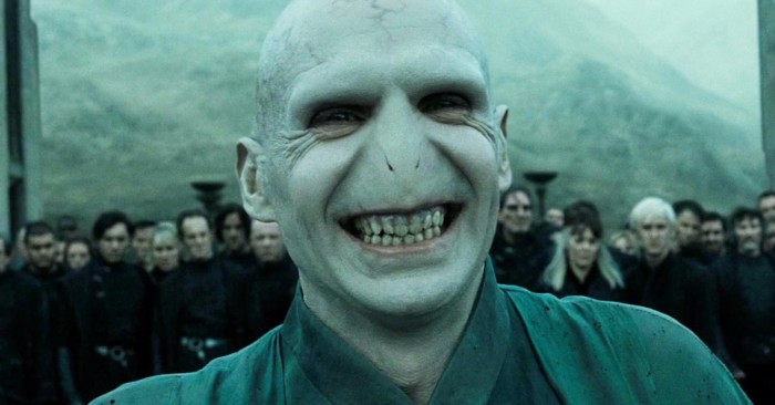 Harry Potter | Ralph Fiennes explica gargalhada de Voldemort que virou meme