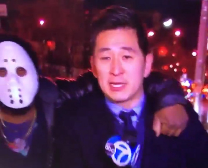 Repórter é agredido ao vivo por homem com máscara de hóquei; assista