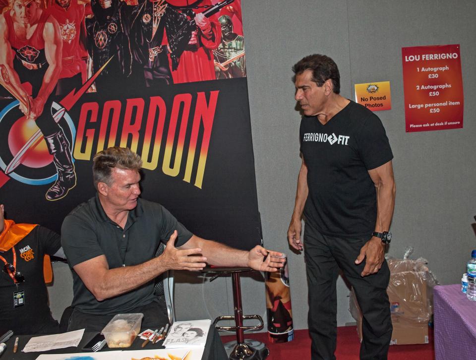 Hulk e Flash Gordon discutem em evento e são separados por fãs