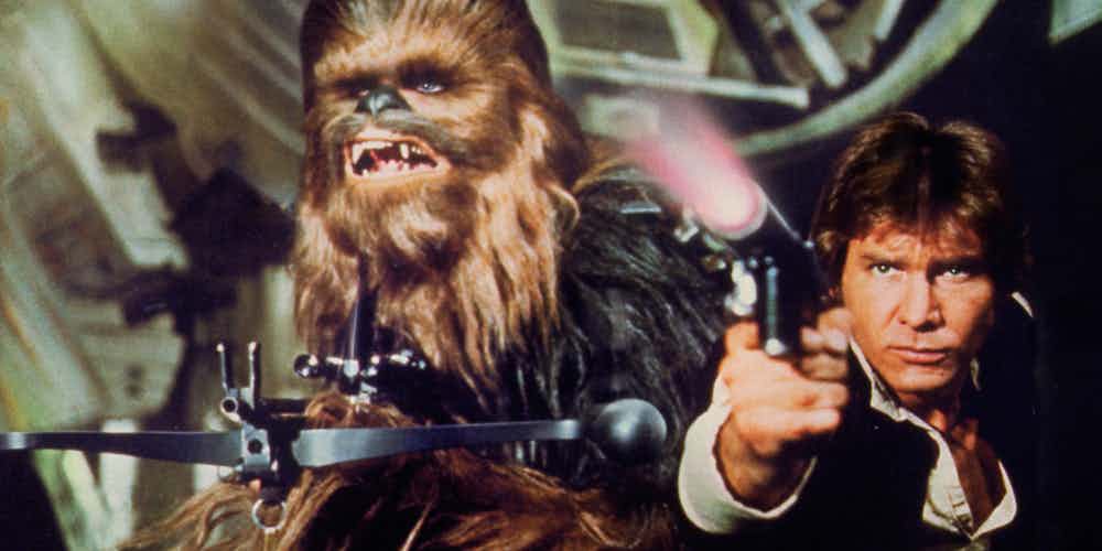 Han Solo usando sua arma à laser
