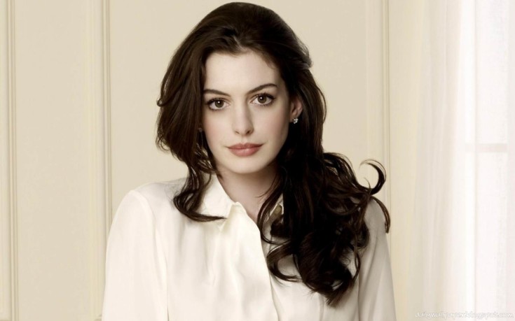 Anne Hathaway conta qual é a pior parte de apresentar o Oscar