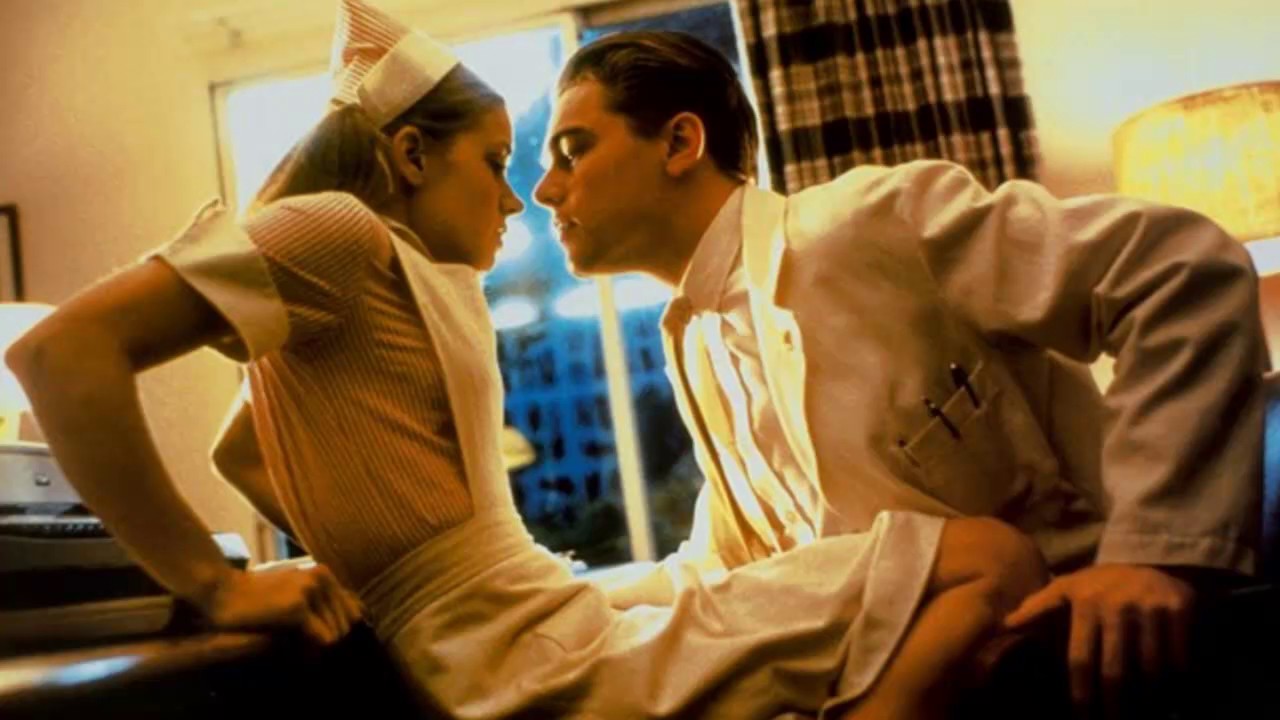Amy Adams e Leonardo DiCaprio em Prenda-Me se For Capaz (2002)