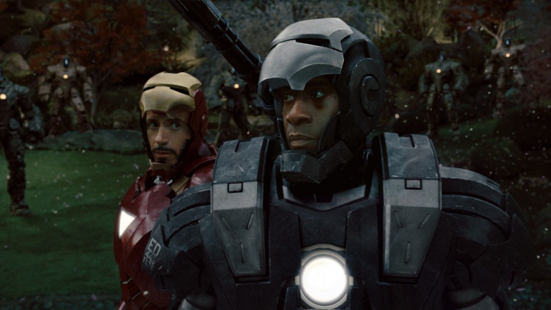 Don Cheadle como Máquina de Combate (à frente) em Homem de Ferro 2