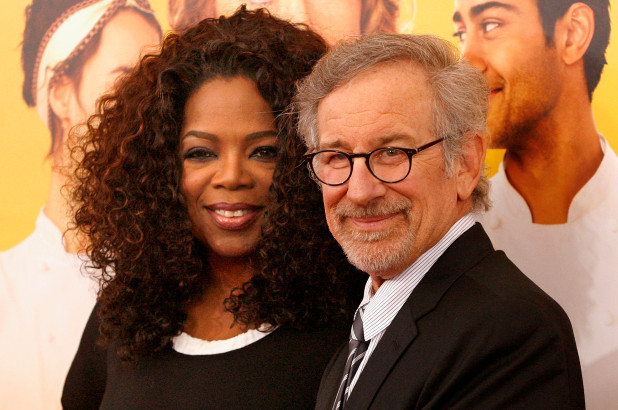 Oprah Winfrey e Steven Spielberg estão entre os famosos que doaram às vítimas de massacre.