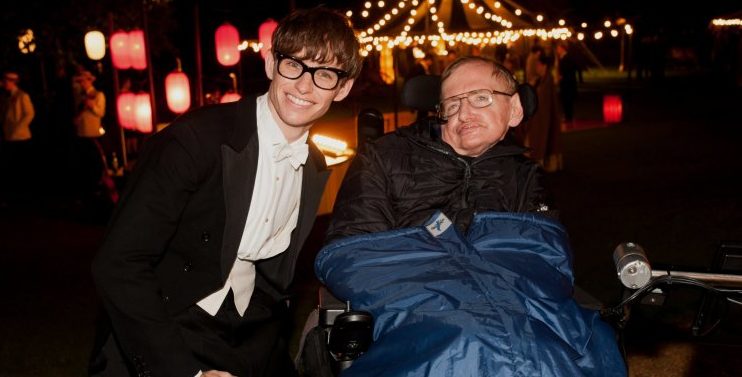 Eddie Redmayne com Stephen Hawking no set de A Teoria de Tudo