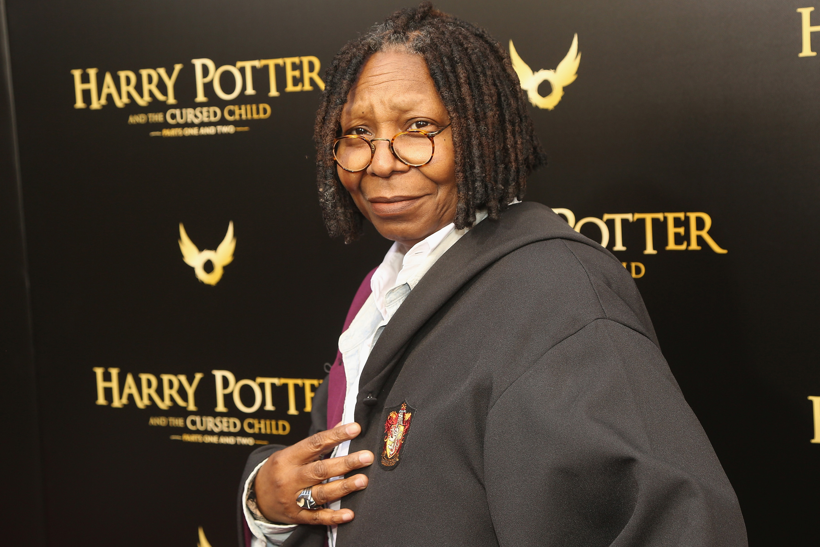 Whoopi Goldberg foi de uniforme de Hogwars para ver peça de Harry Potter