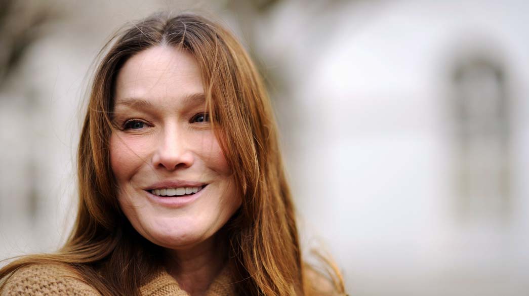 French First Lady Carla Bruni-Sarkozy smiles as she visits disabled children in Garches hospital in Garches, Paris suburbs January 12, 2012.        REUTERS/Eric Feferberg/Pool (FRANCE - Tags: POLITICS HEALTH ENTERTAINMENT)