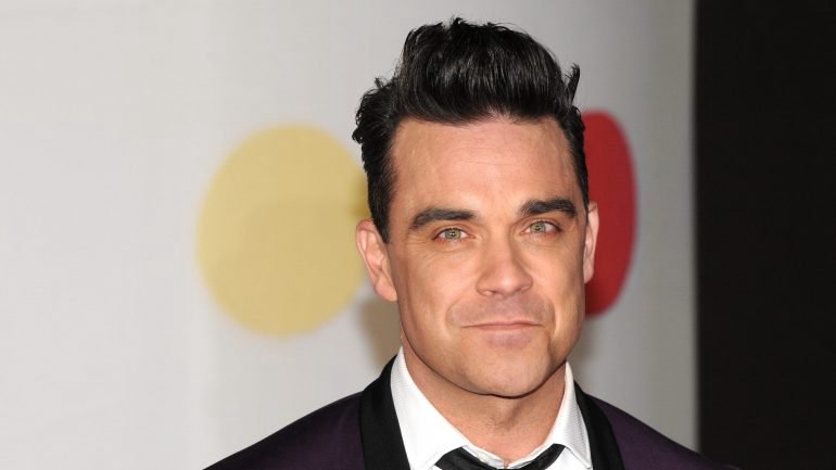 Robbie Williams faz gesto obsceno na abertura da Copa e pode levar multa