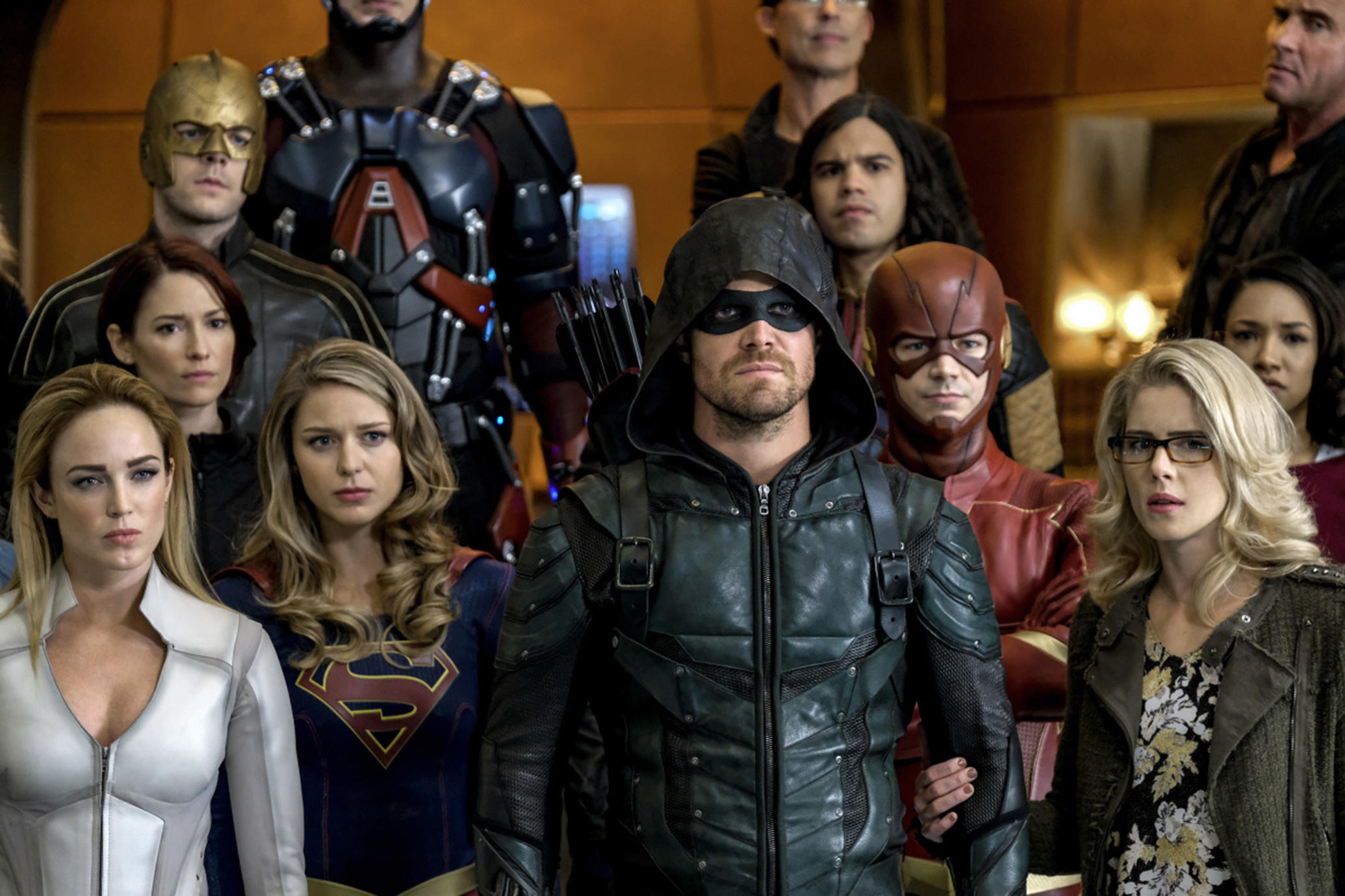 Batwoman fica cara a cara com Supergirl em trailer de super-heróis na Comic-Con