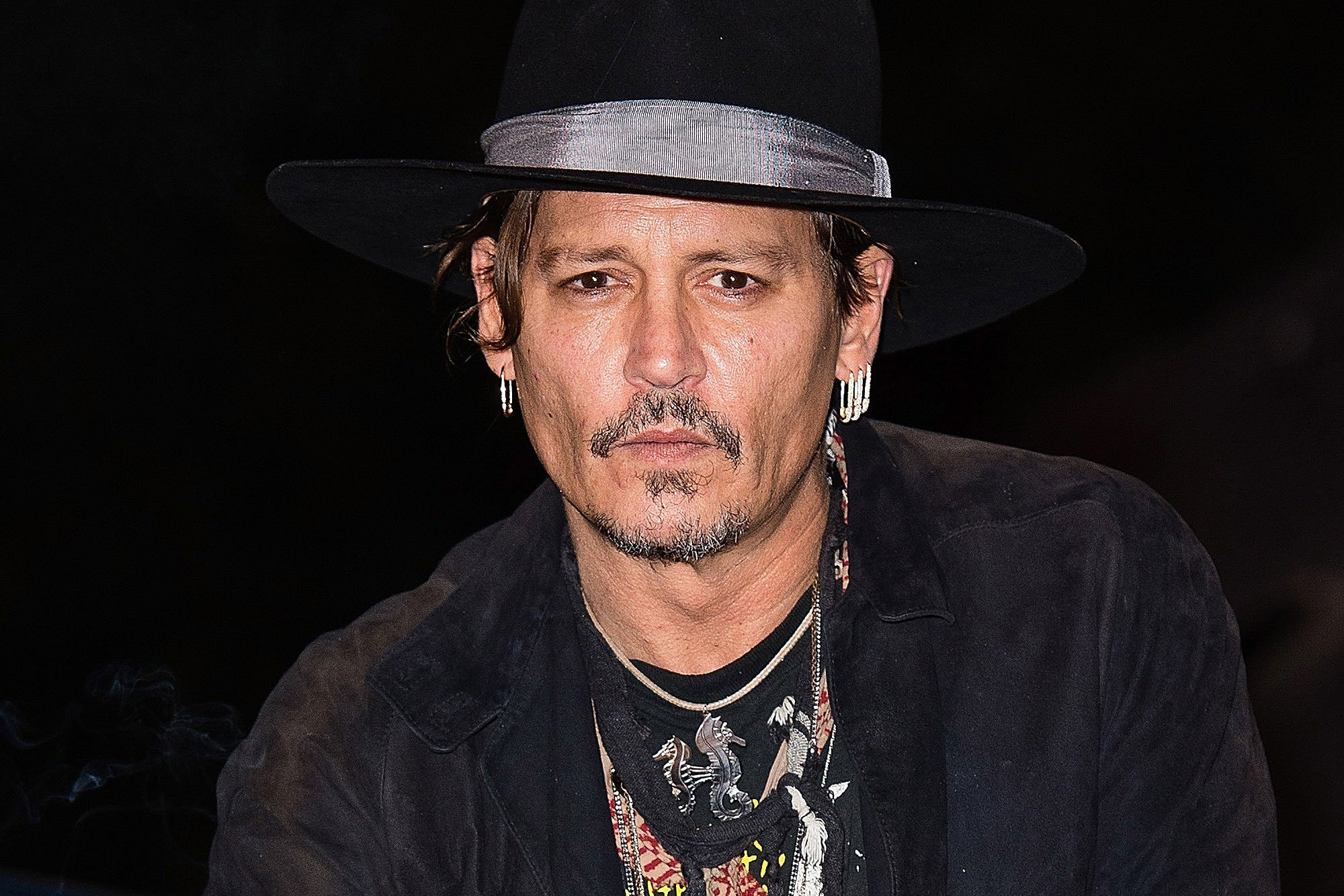Johnny Depp é fotógrafo de guerra em foto de Minamata
