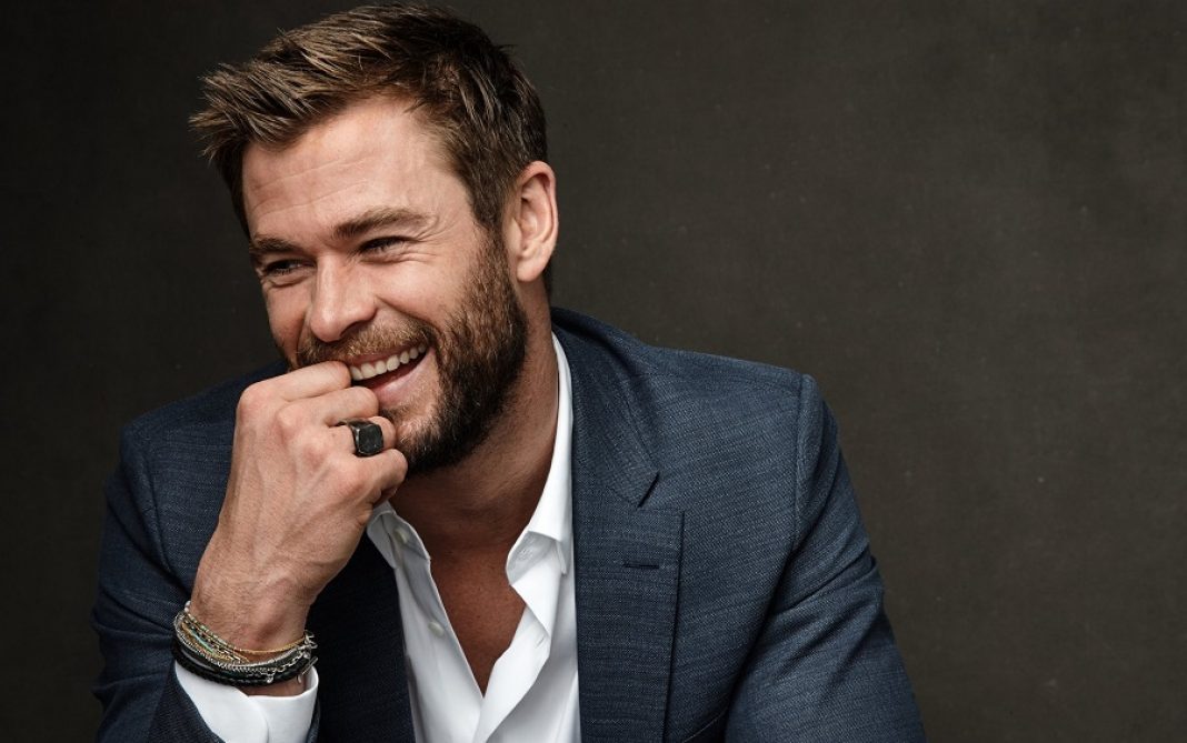 Chris Hemsworth, o Thor, faz sucesso na web ao dar carona em helicóptero para desconhecido