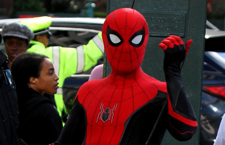 Homem-Aranha: Longe de Casa | Personagem descobre segredo de Peter Parker em vídeo do set