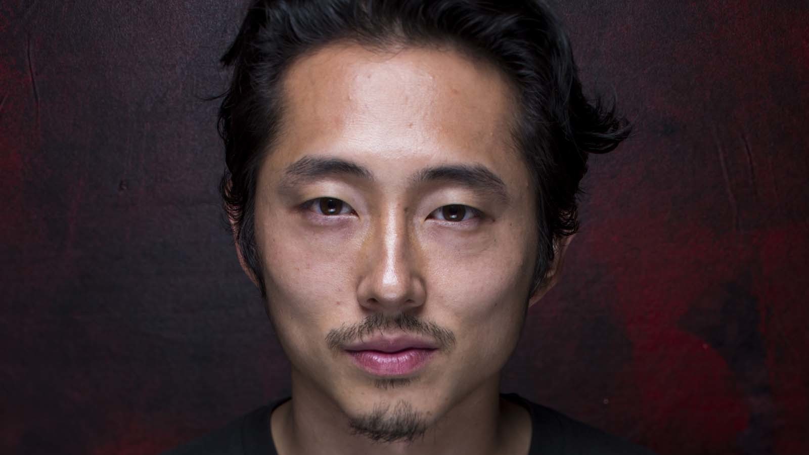 The Walking Dead | “Fiquei feliz por ter meu crânio esmagado na série”, diz Steven Yeun