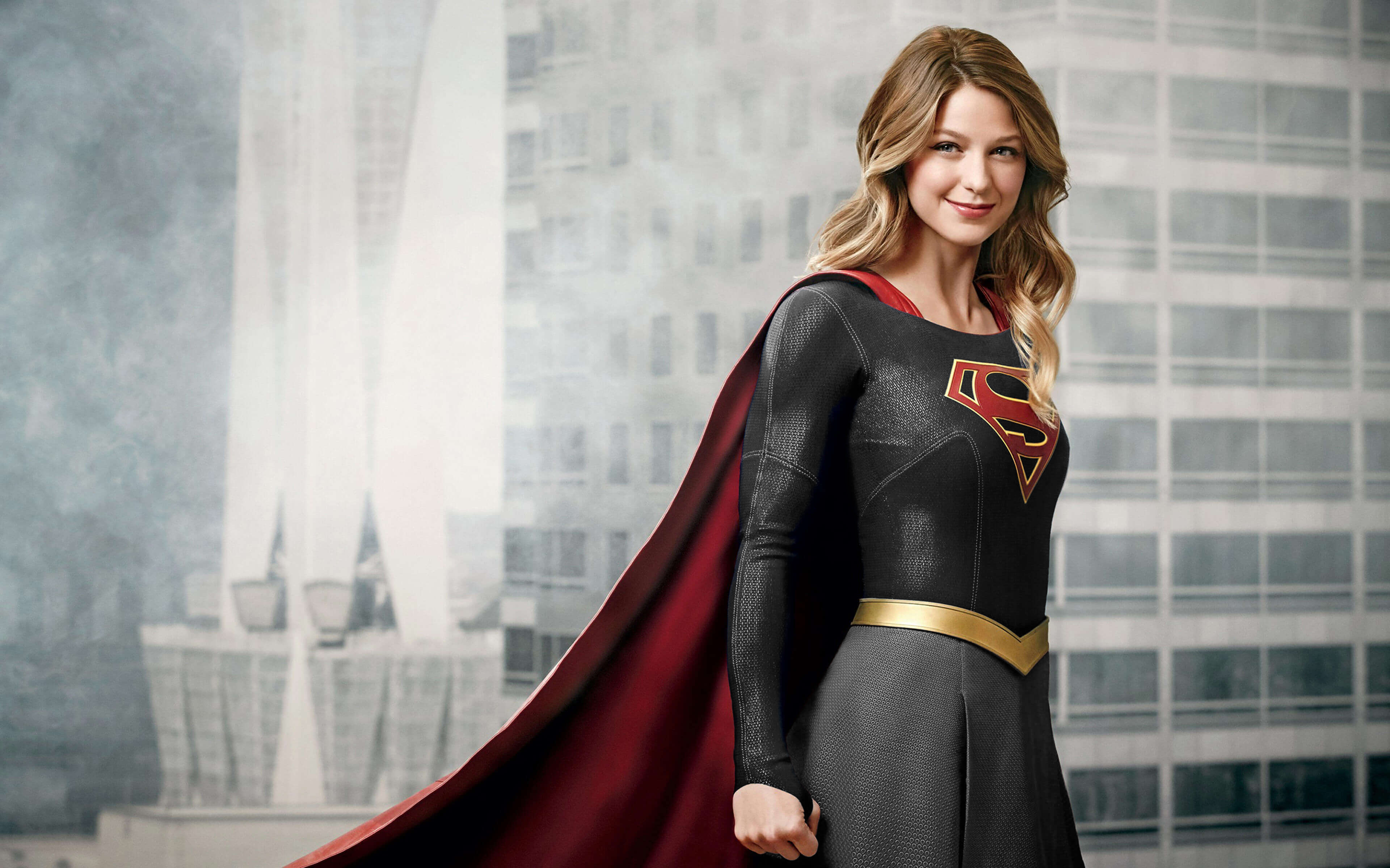 Supergirl é vista com traje negro em fotos de crossover do Arrowverso