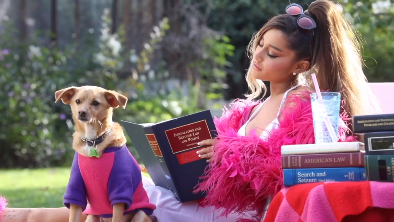 Ariana Grande quebra recorde no YouTube em estreia de clipe inspirado em Meninas Malvadas