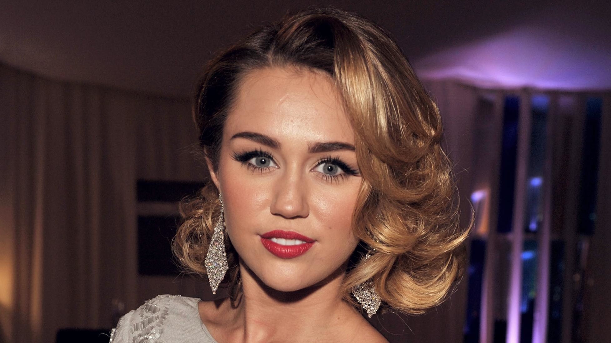 Bolo de pênis fez Miley Cyrus ser demitida de Hotel Transilvânia