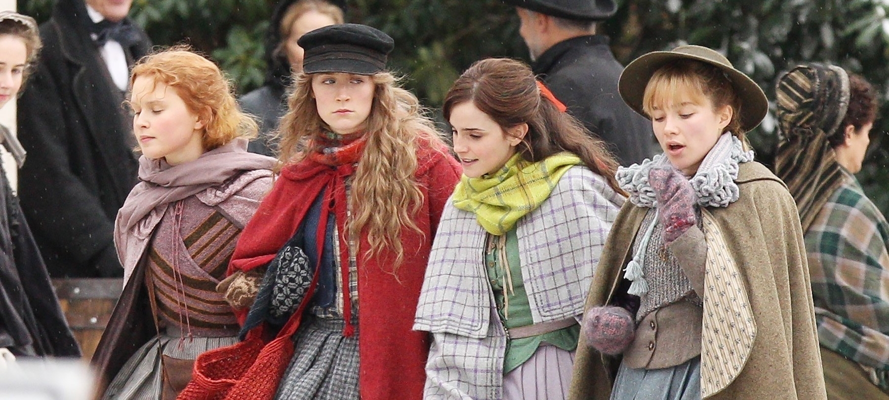 Adoráveis Mulheres | Emma Watson e Saoirse Ronan aparecem de braços dados em foto dos bastidores do remake