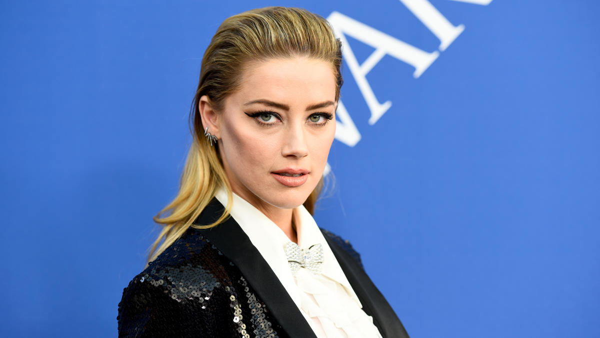 Ex de Johnny Depp, Amber Heard capricha no decote em passeio; confira