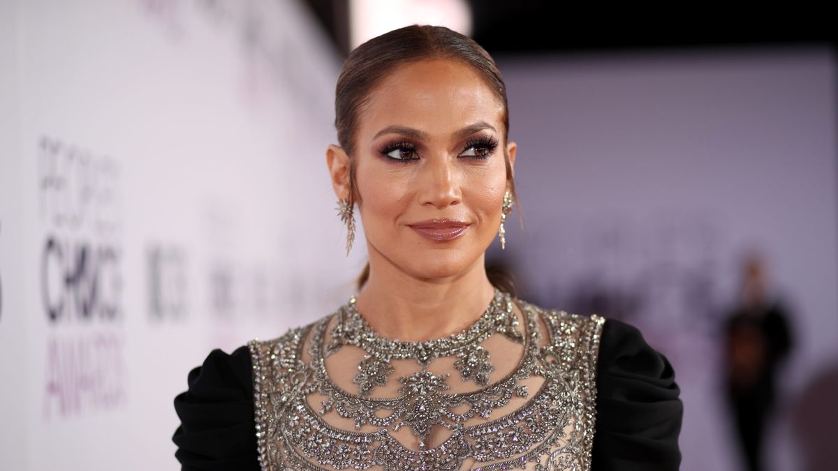 Jennifer Lopez e elenco de Hustlers compartilham vídeos de bastidores do filme
