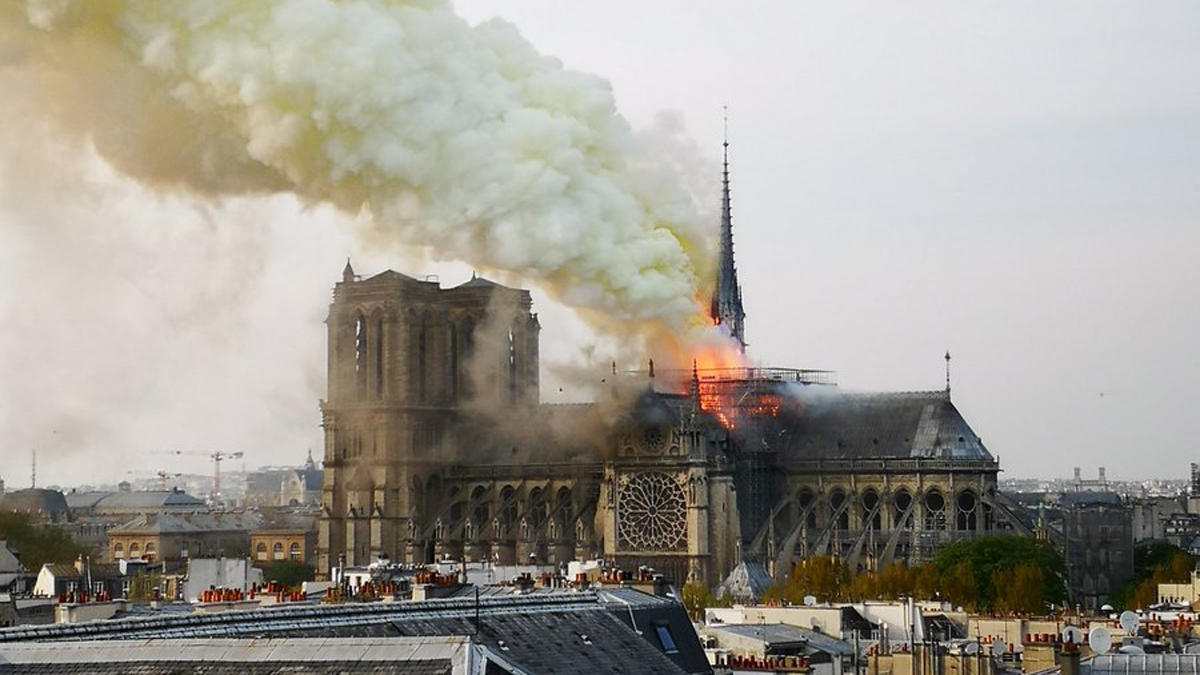 Incêndio toma conta da catedral de Notre-Dame, em Paris