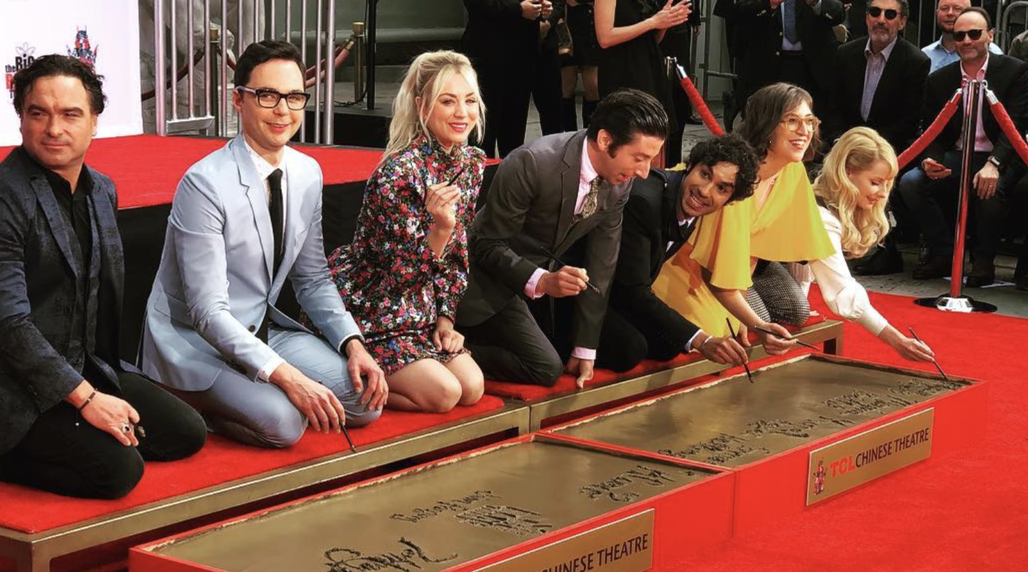 Elenco de The Big Bang Theory assina nomes na calçada da fama