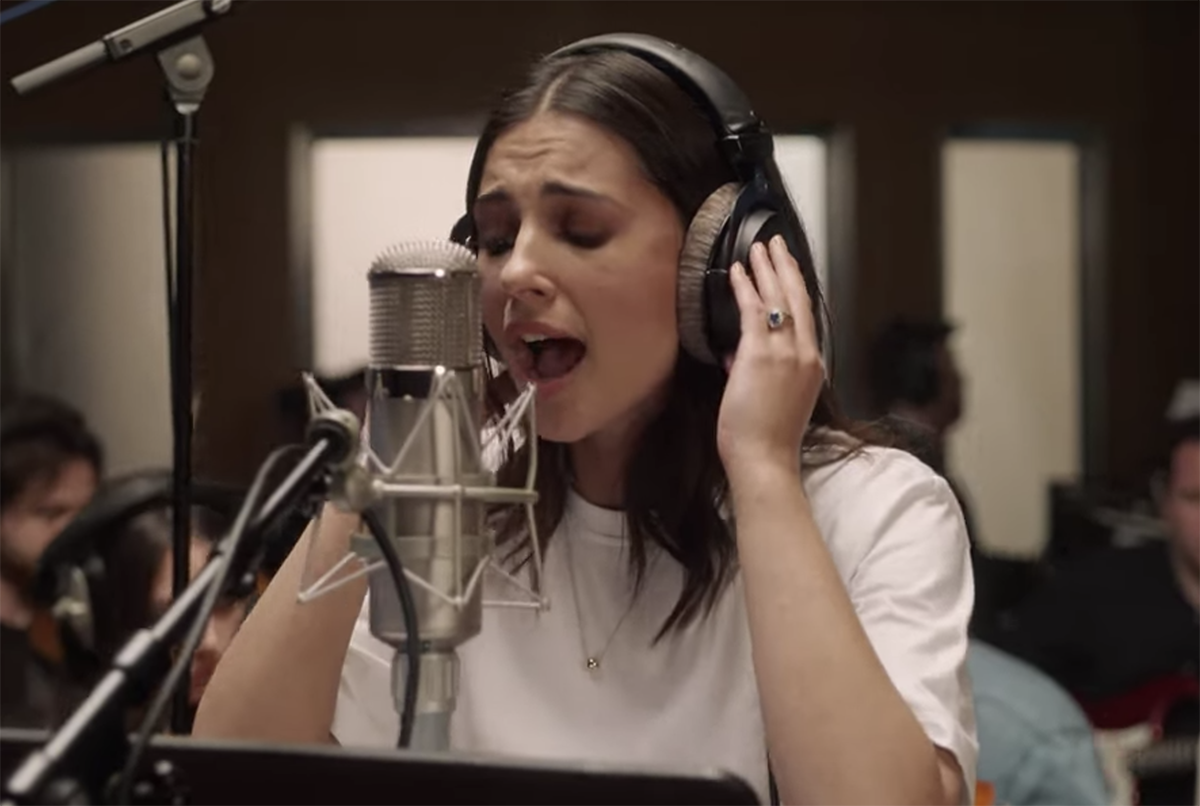 Naomi Scott canta nova música de Aladdin em clipe
