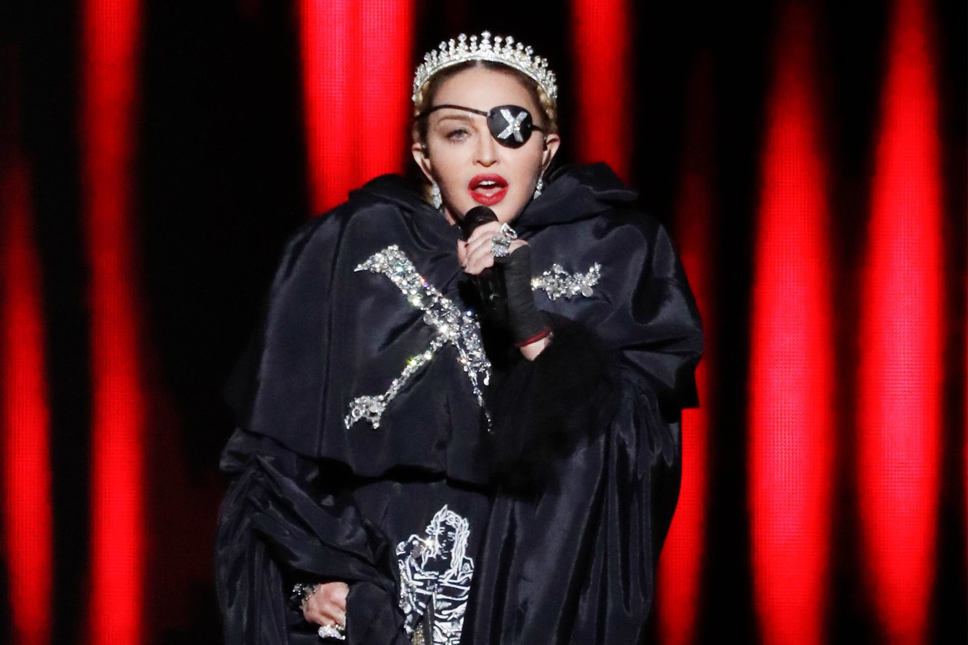 Aos 61, Madonna deixa fãs de queixo caído com topless; veja