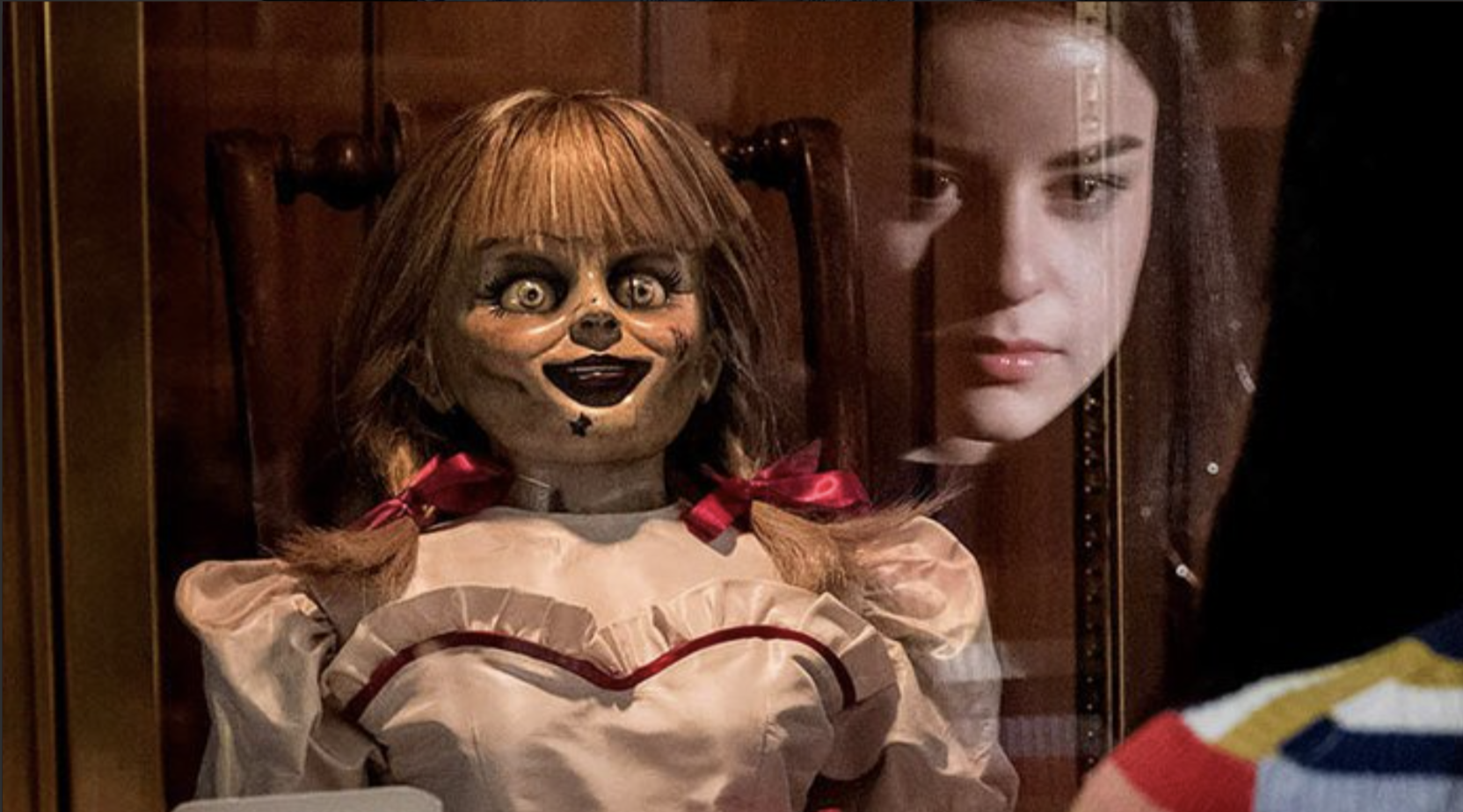 Nova cena de Annabelle 3 traz terror embaixo das cobertas