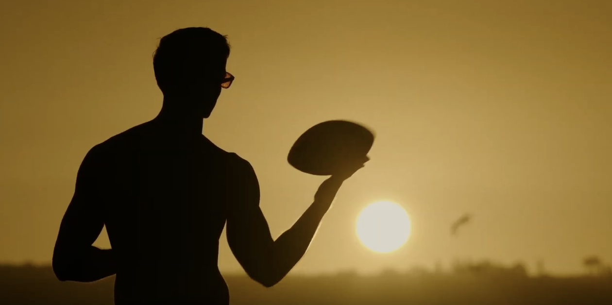 Trailer de Top Gun 2 traz jogo de futebol sem camisa