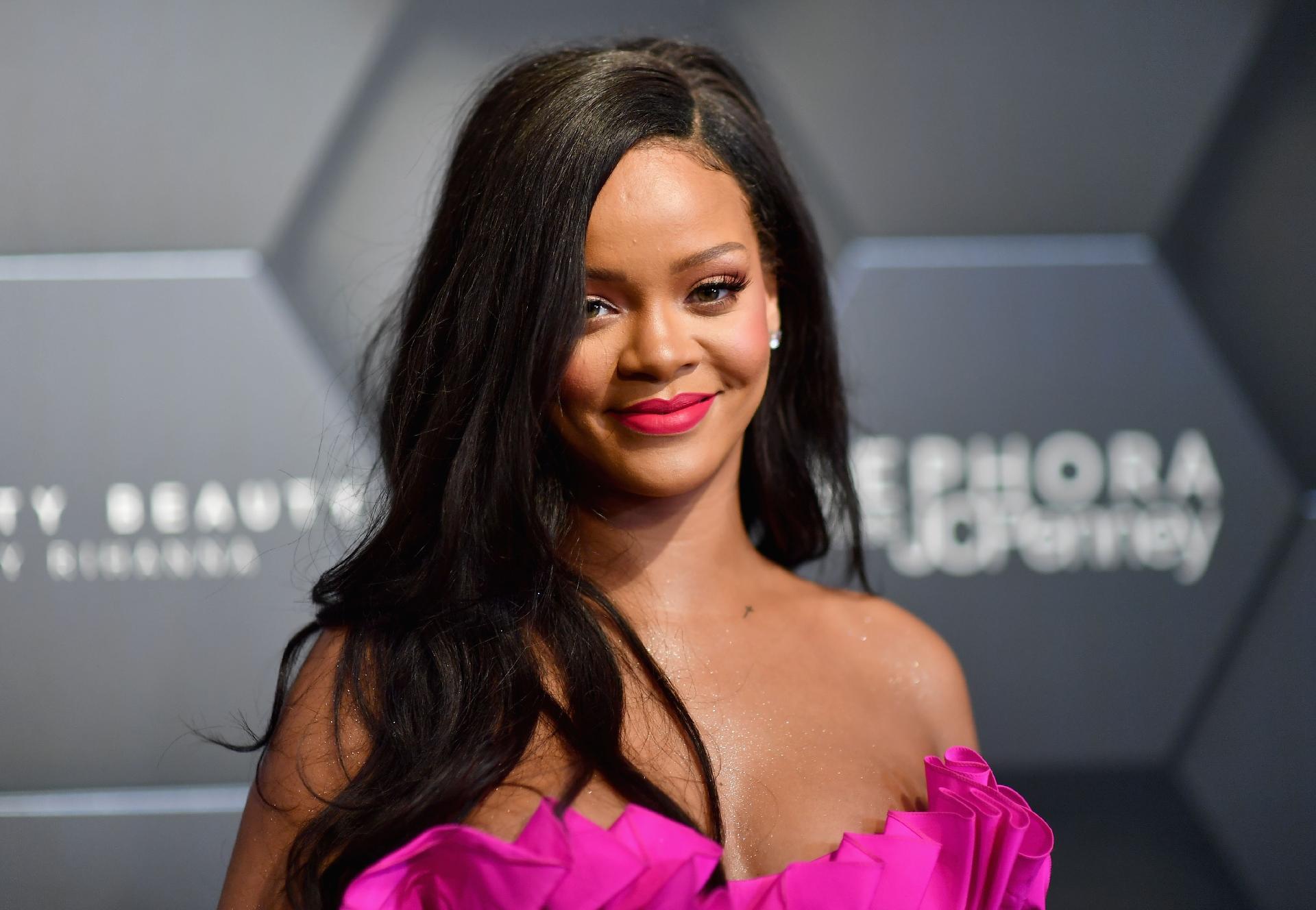Rihanna causa polêmica após fazer topless; veja o motivo