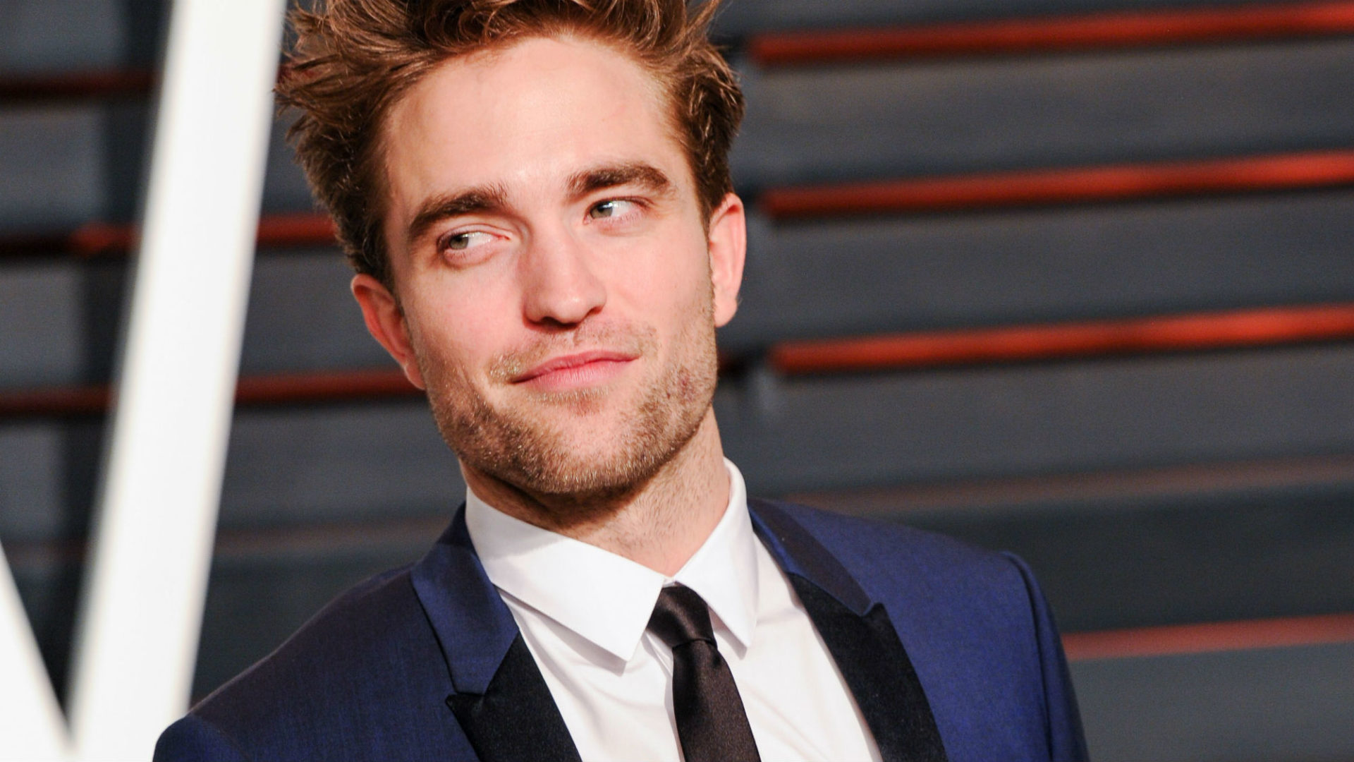 Robert Pattinson precisa de peruca; veja