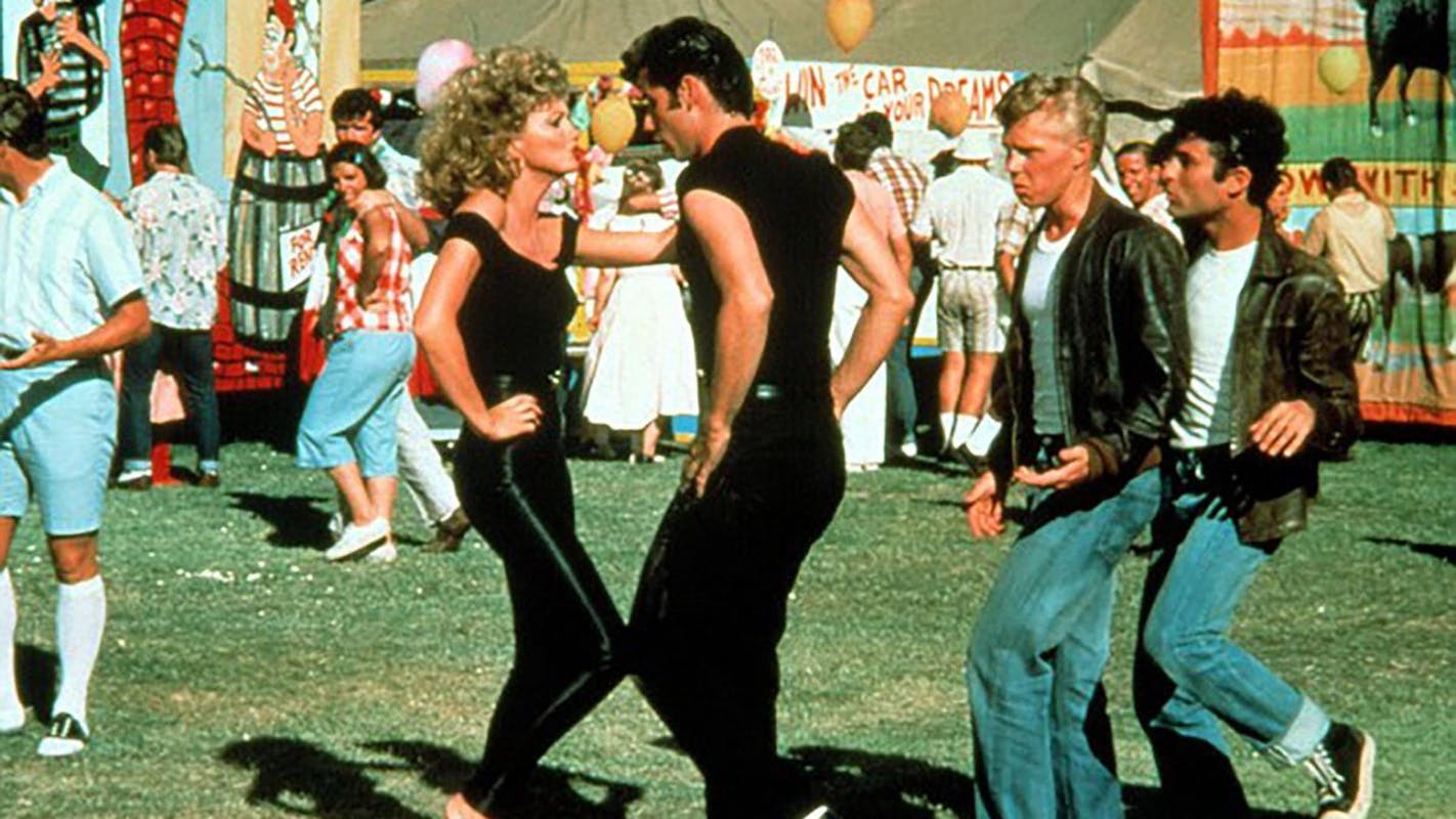 John Travolta recria dança de Grease com companhia especial