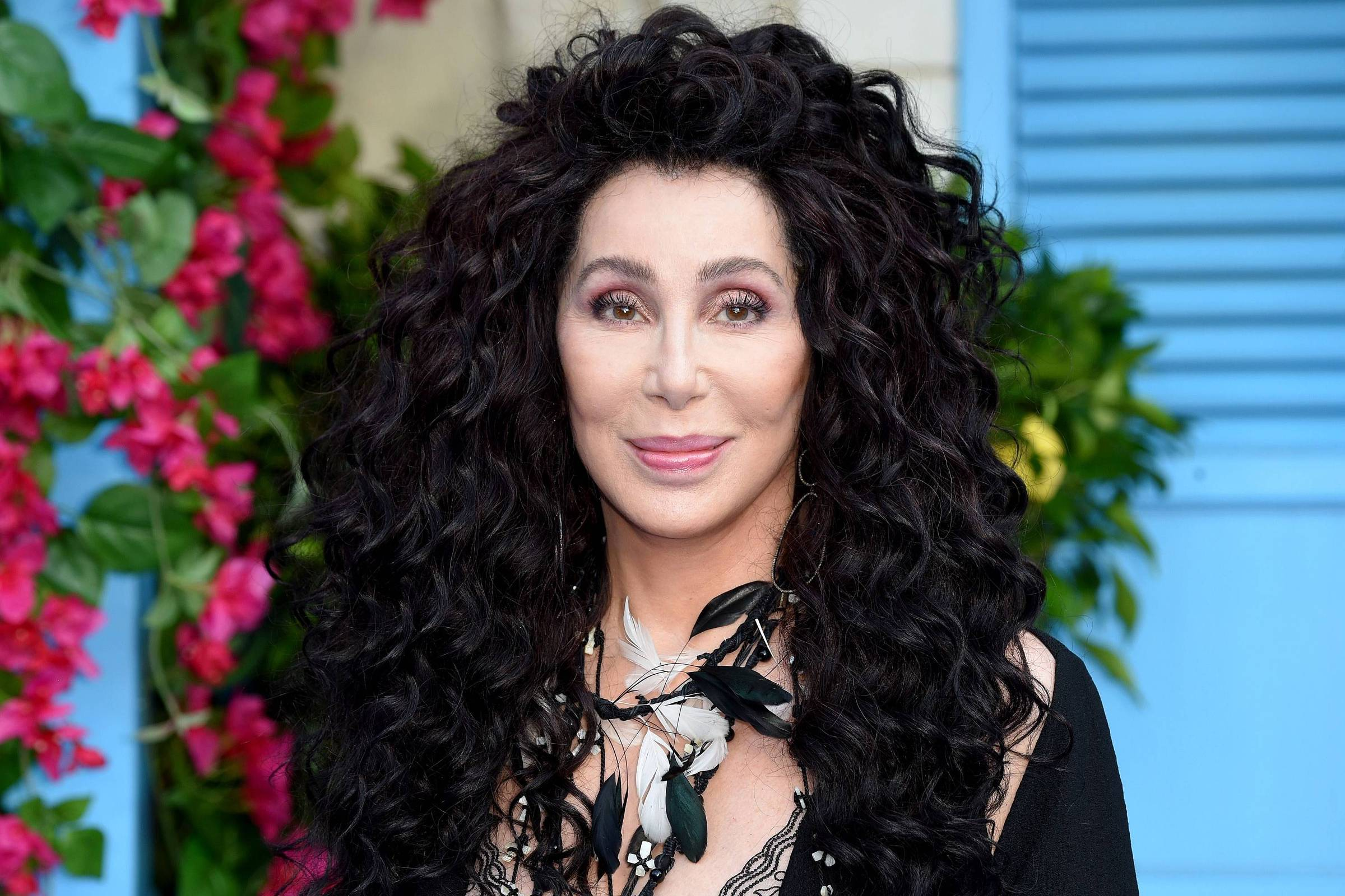 Cher detalha romance com astro de Top Gun: “Quente e intenso”
