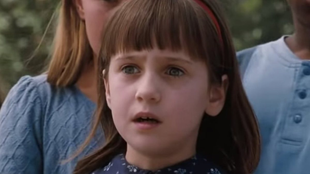 Após tragédia, atriz de Matilda viveu sozinha quando criança