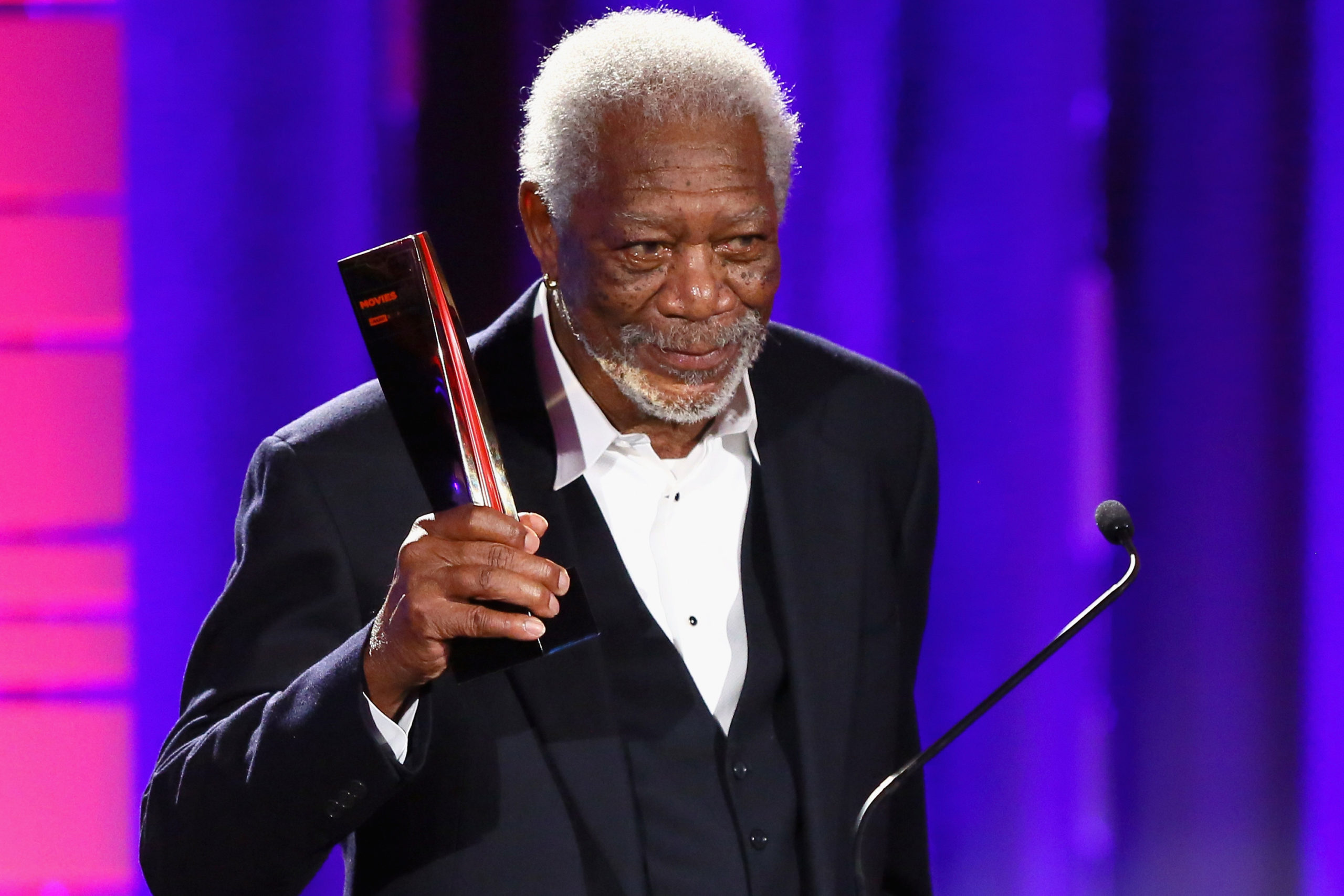 Filme fracassado de Morgan Freeman faz sucesso na Netflix