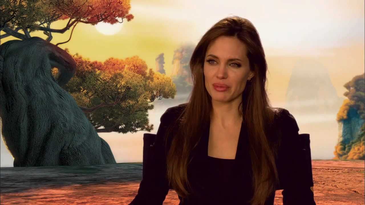 Polêmico beijo na boca de Angelina Jolie em irmão é explicado; veja