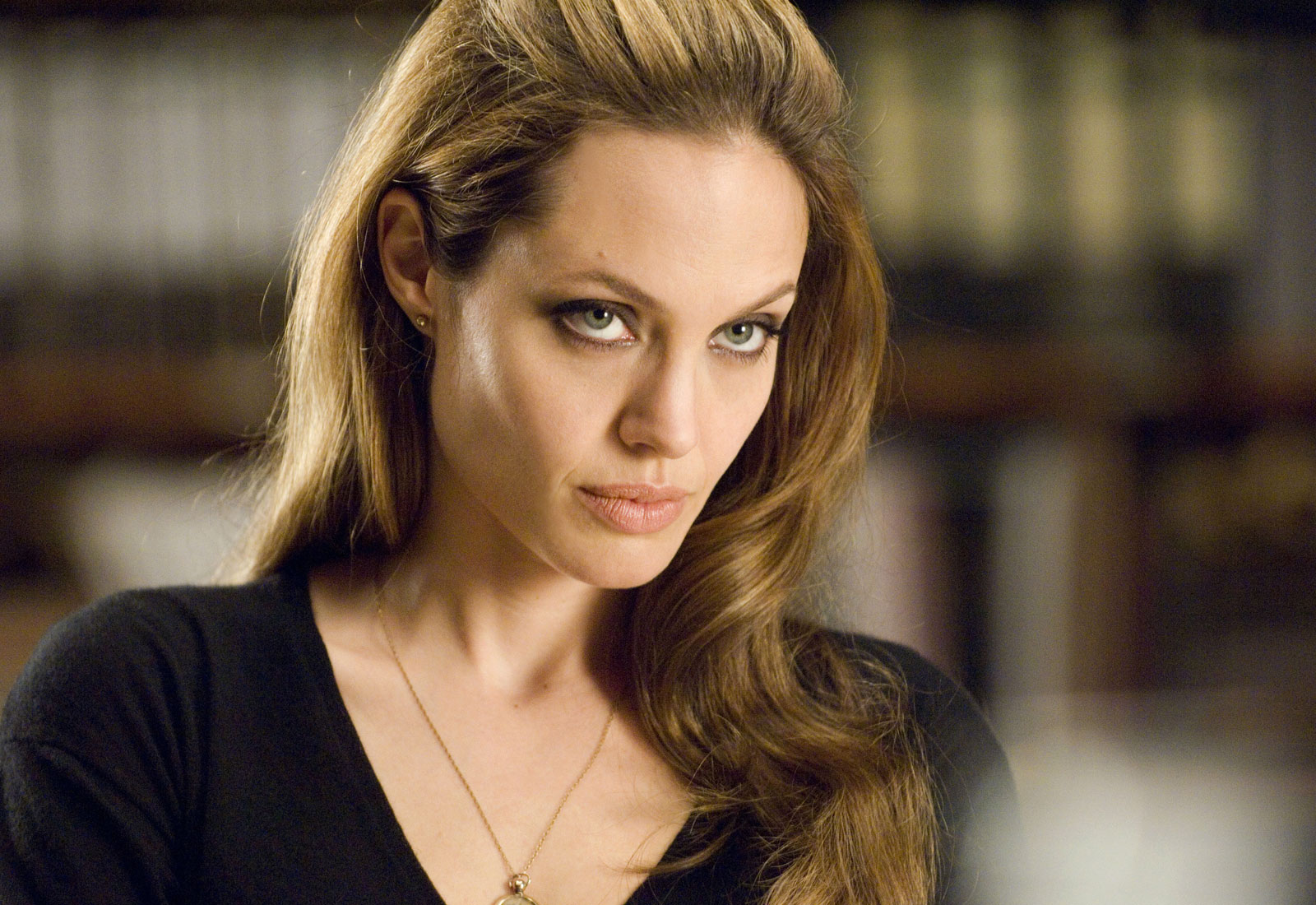 Angelina Jolie é flagrada com DJ famoso