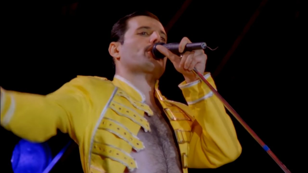 Freddie Mercury viraliza com fotos de momentos íntimos na cama; veja