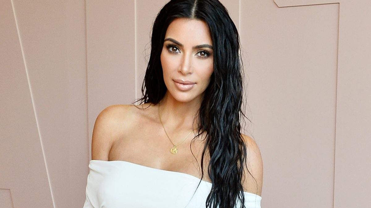 Atriz de Vingadores presenteia Kim Kardashian com vibrador e kit sexual