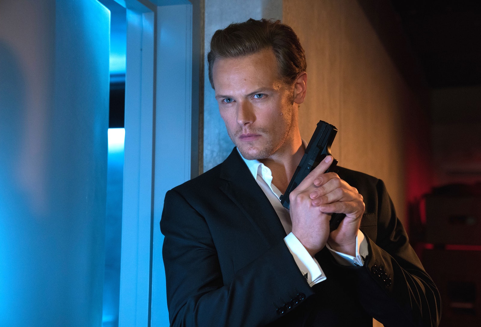 Astro de Outlander divulga vídeo em que aparece como James Bond
