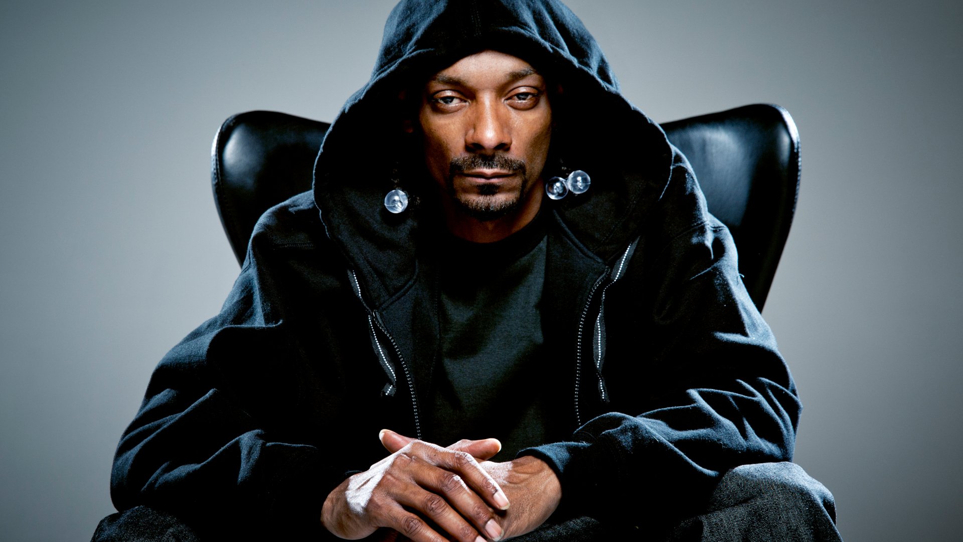 Astro da Netflix chama Snoop Dogg para intimidar namorado da filha